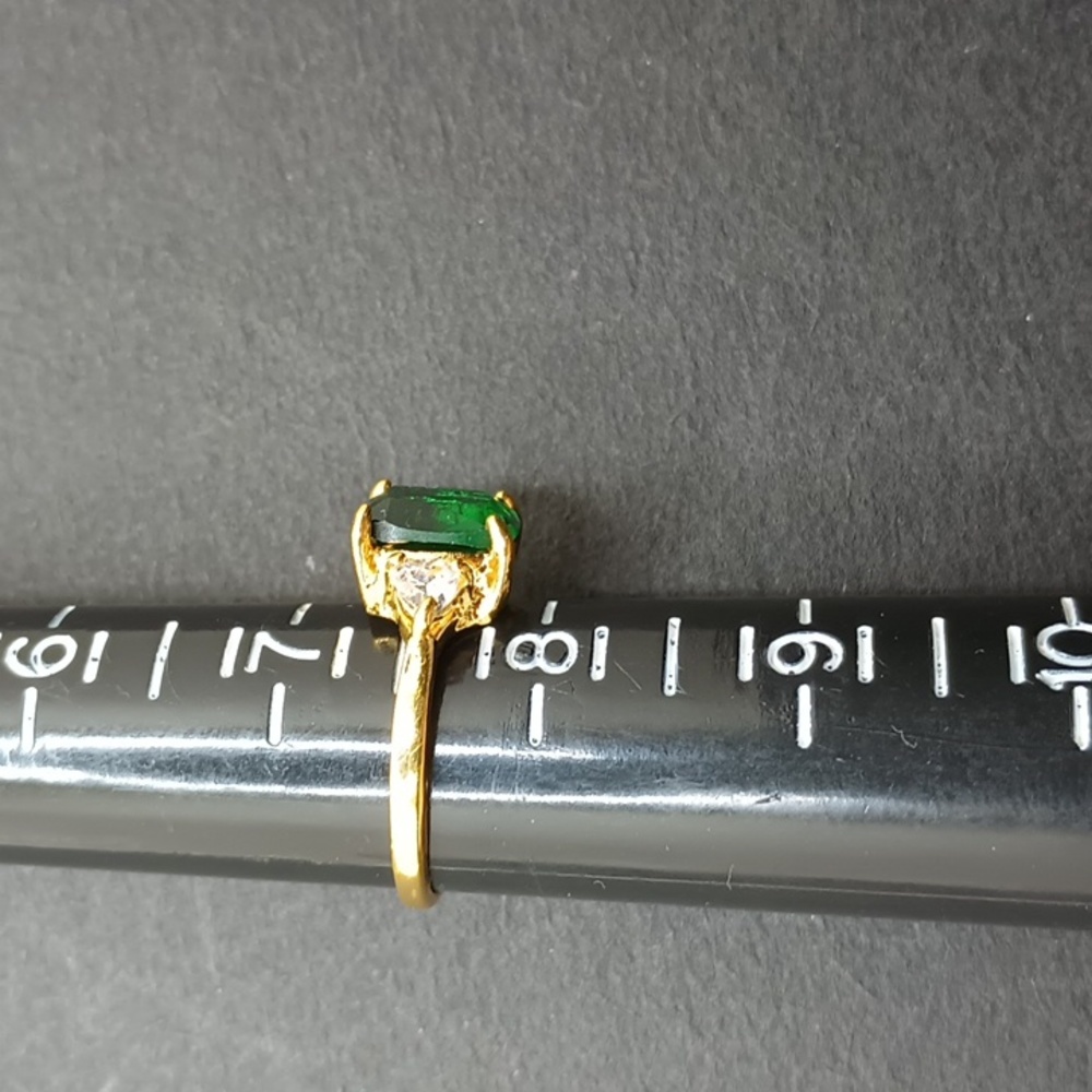 Emerald cut green stone engagement ring - Picture 3 of 3